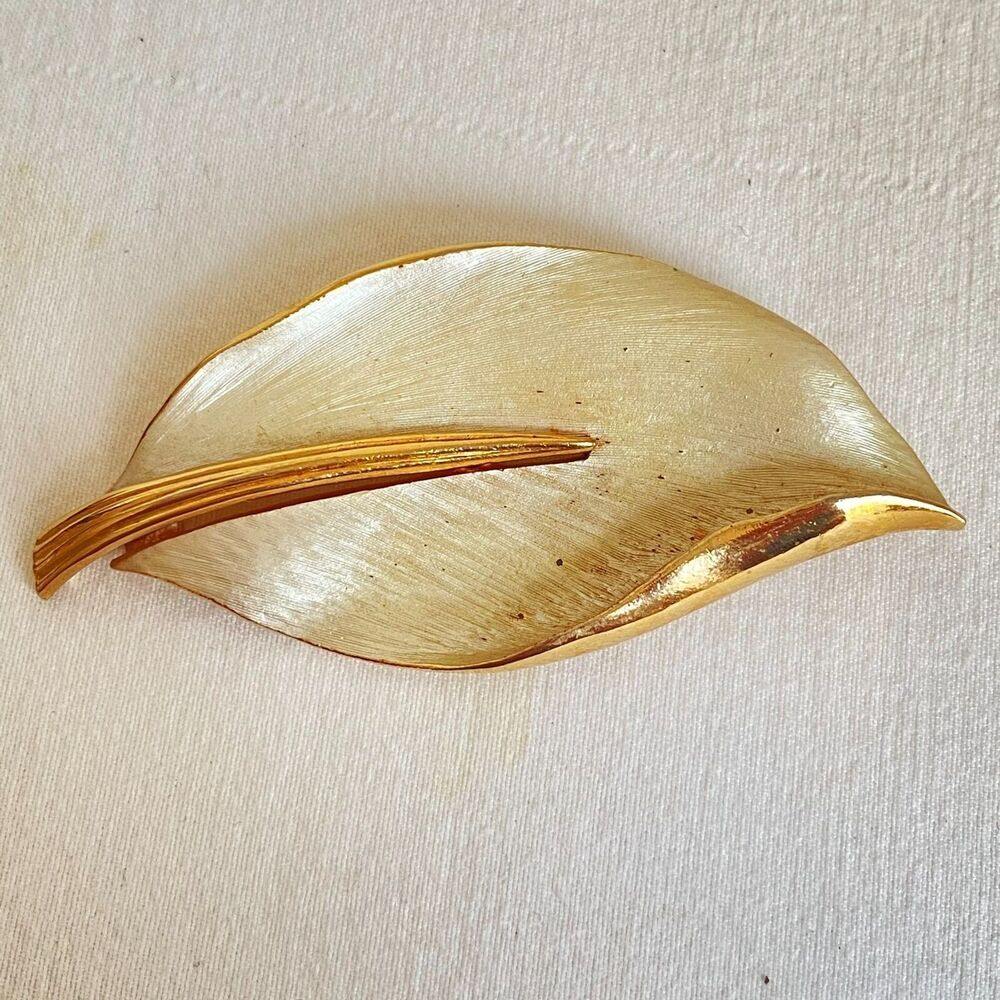 💎Pastelli Signed Brushed Gold Tone Leaf Brooch Pin Figural Botanical Costume